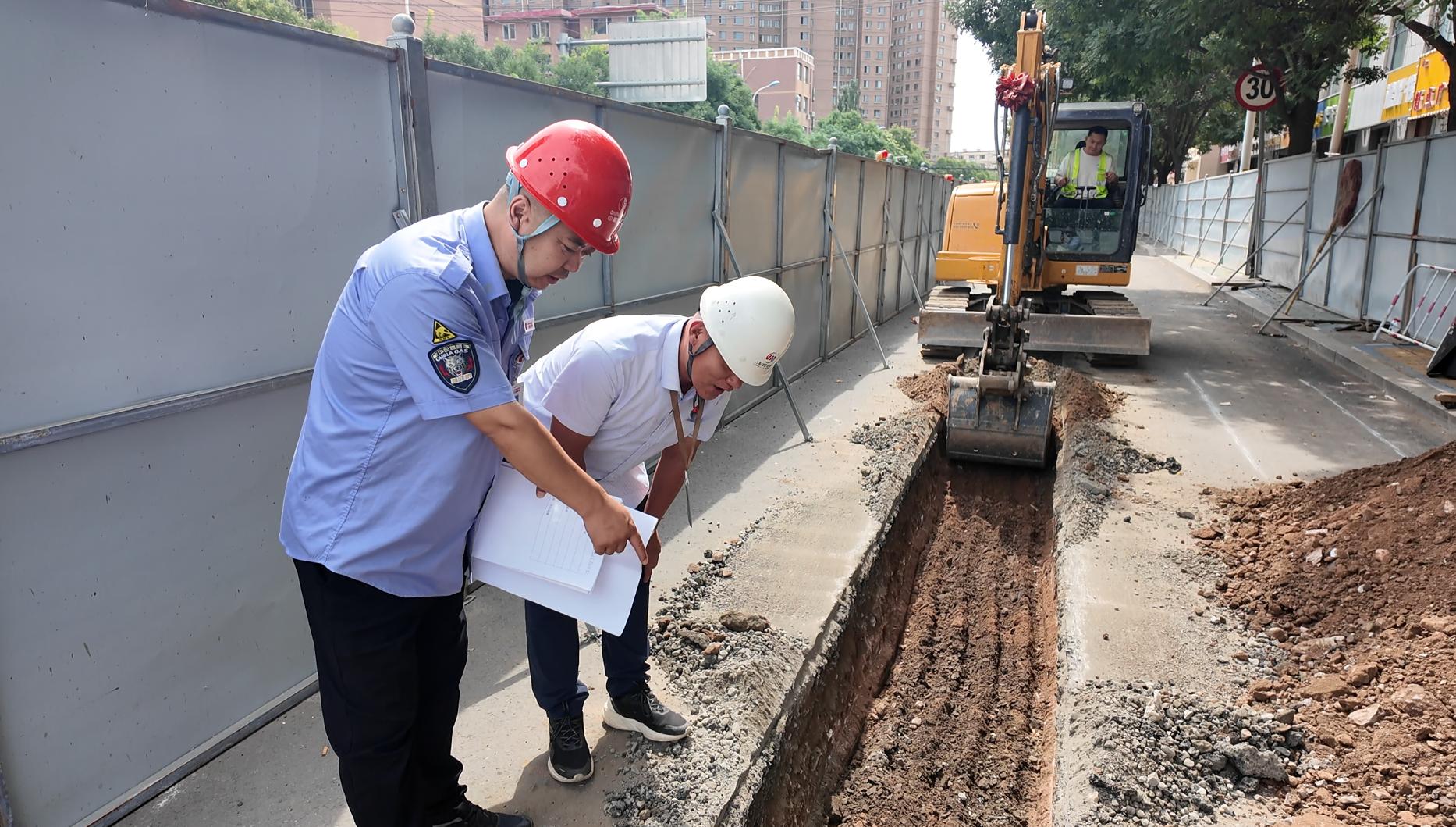 呼和浩特中燃：燃气社会监督员与城管“小溪巡街”深入工程一线